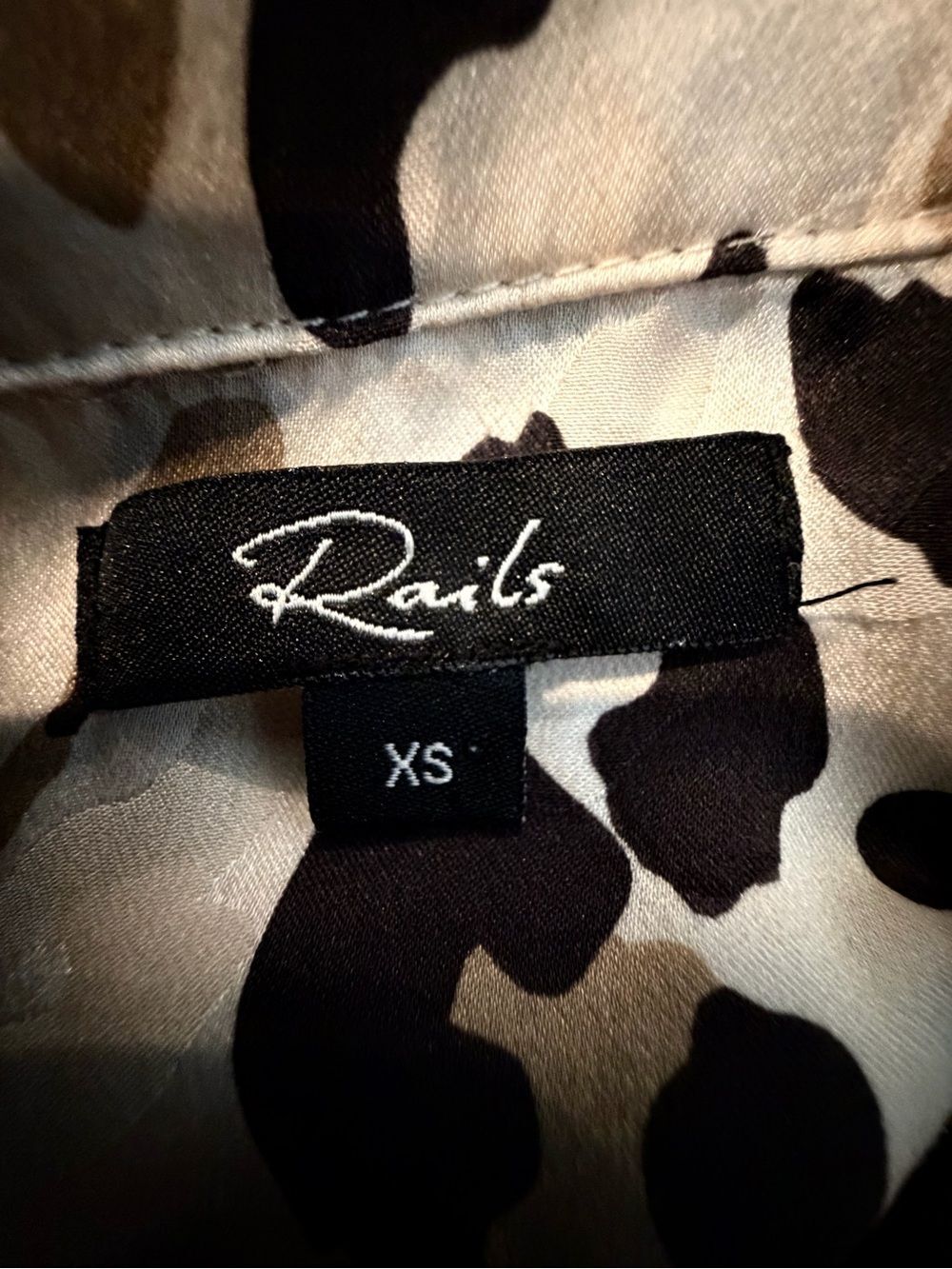 Rails Rebel 100% Silk Abstract Animal Print Button Down Shirt Blouse XS Ivory - Picture 7 of 7